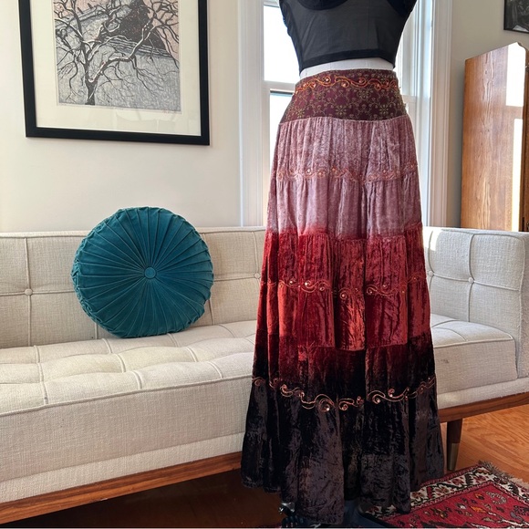 Incredible Velvet Tiered Skirt, Vintage India - Picture 4 of 16